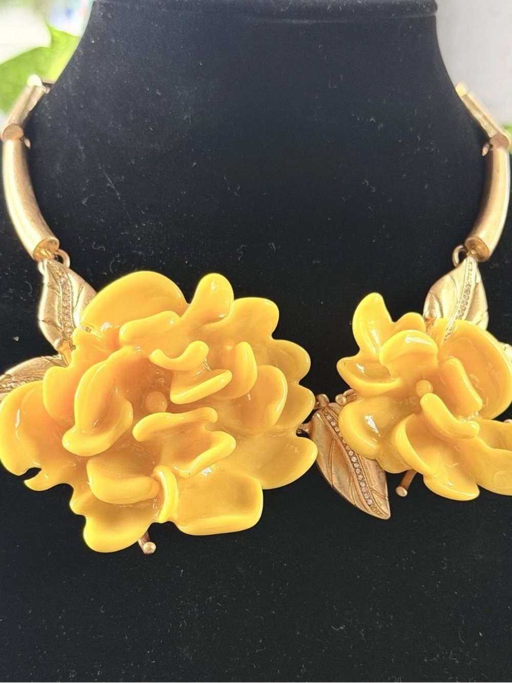 Oscar de la Renta Resin Flower Necklace w/ Earrings SET - Creamy Yellow/Gold - Picture 5 of 14